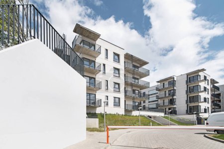 Modernes Mehrfamilienhaus in einer europäischen Stadt. Parkplatz. Wände aus Beton. Treppen zum Gemeinschaftsraum. Eingang zum Anwesen. Barriere