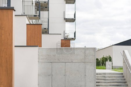 Foto de Detalle de pasarelas en un moderno edificio multifamiliar en una ciudad europea. - Imagen libre de derechos