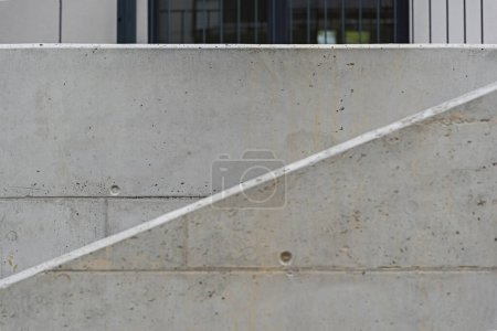 Téléchargez les photos : Détail sur les allées en béton dans un immeuble multifamilial moderne dans une ville européenne. - en image libre de droit