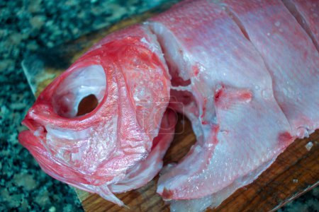 Téléchargez les photos : A red bream without its eyes and ready to be cooked - en image libre de droit
