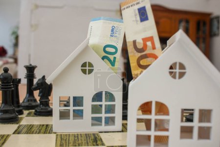 Foto de Billetes de euro en el interior de pequeñas casas de madera - Imagen libre de derechos