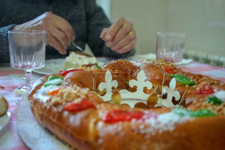 Téléchargez les photos : Mon père aime le gâteau épiphanie mais il a beaucoup de sucre et ce n'est pas bon pour lui - en image libre de droit