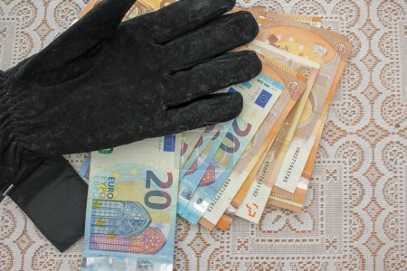 Foto de Euro Elegance: Billetes de mano con guantes - Imagen libre de derechos