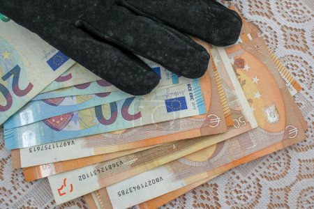 Foto de Euro Elegance: Billetes de mano con guantes - Imagen libre de derechos