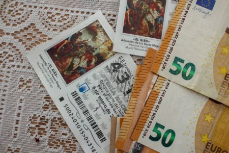 Téléchargez les photos : Euro monnaie roule les dés du destin - en image libre de droit