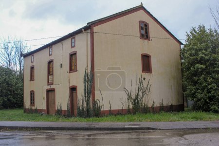 casa abandonada en Galicia, España con hiedra en las paredes