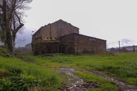 antigua casa abandonada en el campo en Galicia, España