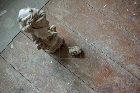 statue petite et cassée d'une vierge trouvée dans une vieille maison