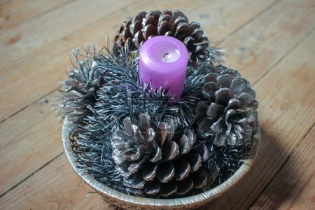 Kiefern und eine Kerze in der Mitte zur Weihnachtsdekoration
