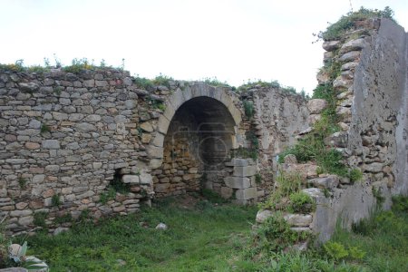 Téléchargez les photos : Une arche bien conservée dans les ruines de San Tirso à Vilacha, Xove, Espagne - en image libre de droit