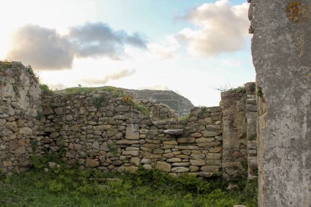 Die Ruinen von San Tirso sind ein historisches Wahrzeichen Spaniens
