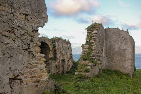 un arco de piedra en las ruinas de San Tirso en Xove, España, cerca del mar Cantábrico
