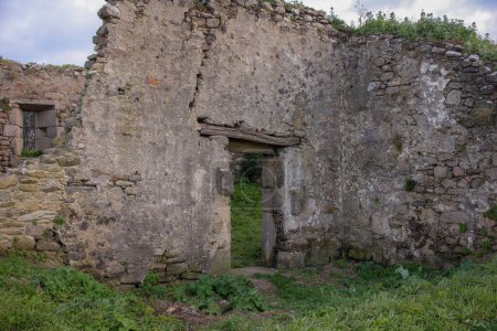 die Überreste der Ruinen von San Tirso in Xove, Spanien