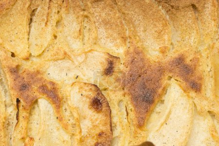Téléchargez les photos : Un gros plan de la croûte supérieure d'une tarte aux pommes parfaitement cuite avec la croûte est magnifiquement brun doré. Dessert maison et choix de desserts sains sans sucres ajoutés. - en image libre de droit