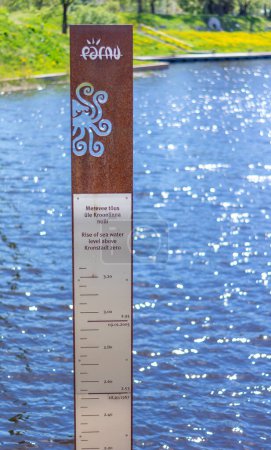 Téléchargez les photos : Scale for rise of the sea water level above Kronstadt zero, Parnu Estonia - en image libre de droit