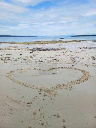 Téléchargez les photos : Coeur sur sable blanc à la plage de Banggai Kepulauan, Sulawesi central, Indonésie. Symbole d'amour ou destination voyage - en image libre de droit