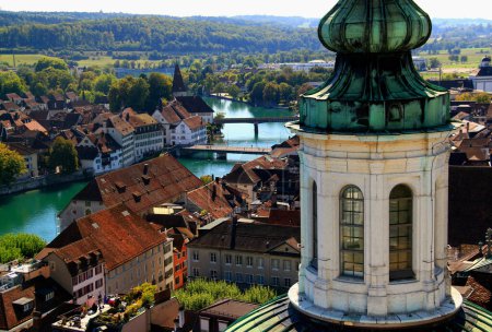 Foto de Solothurn, Suiza-09.09.2018: Foto con la vista de la cúpula de la Catedral de Solothurn y el terraplén del río Are con puentes en la ciudad de Solothurn, cerca de Berna en Suiza - Imagen libre de derechos