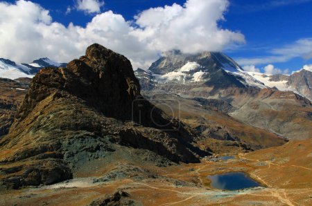 Téléchargez les photos : Paysage avec la montagne du Cervin, partiellement couverte de nuages, et deux petits lacs à son pied, sur la montagne Gornergrat, près de Zermatt, Suisse - en image libre de droit