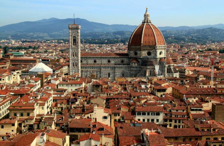 Téléchargez les photos : Vue panoramique de la partie historique de la ville de Florence (Italie) avec la cathédrale Santa Maria del Fiore au centre de la photo sur le fond des montagnes - en image libre de droit