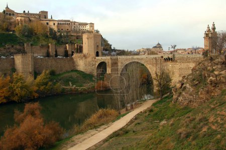 Téléchargez les photos : Vue sur la partie historique de la ville avec le pont et la porte de l'Alcantara et le Tage au premier plan dans la ville de Tolède, près de Madrid, Espagne - en image libre de droit