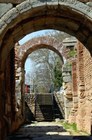 Foto einer Ansicht des Torbogens im Istanbuler Tor im historischen Teil von Iznik, Türkei