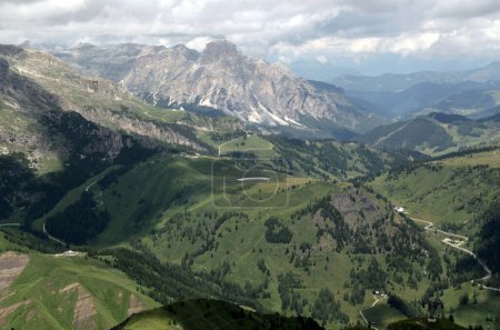 Photo de paysage avec vue panoramique sur les montagnes et les prairies avec des arbres contre un ciel nuageux et orageux dans les Dolomites, Tyrol du Sud, Italie