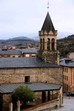 Foto con vistas a la iglesia de San Andrés y montañas nevadas al fondo de la ciudad de Ponferrada, España