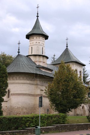Foto mit Blick auf die Kirche des Heiligen Nikolaus (Biserica Sfantul Nicolae) vor stürmischem Himmel im Stadtzentrum von Suceava, Rumänien