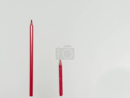 Téléchargez les photos : Crayons rouges neufs et anciens isolés sur fond blanc - en image libre de droit