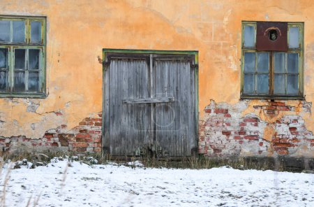 Téléchargez les photos : Wooden double door of a historic barn from 1831 - en image libre de droit