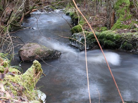 Téléchargez les photos : Rivière coulant avec les pierres et la mousse - en image libre de droit