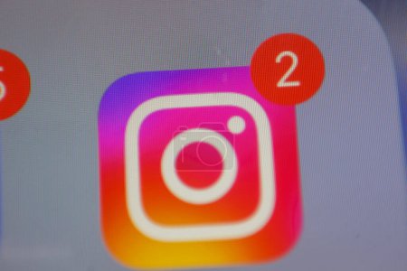 Foto de Kiev, Ukraine - jan 14, 2023: Instagram logo icon on phone, new red logo on phone screen. Meta is a free application for sharing photos and videos with social networks. - Imagen libre de derechos