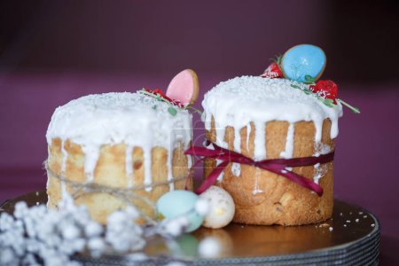 Foto de Dos pasteles de Pascua y huevos de colores. Foto de alta calidad - Imagen libre de derechos