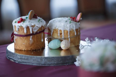 Téléchargez les photos : Deux gâteaux de Pâques et des œufs colorés. Photo de haute qualité - en image libre de droit