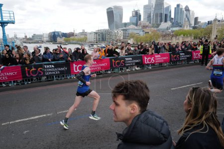 Foto de Londres-21 DE ABRIL: Maratón de Londres el 21 de abril de 2024 en Londres, Reino Unido, Inglaterra.La maratón está en evento anual. - Imagen libre de derechos