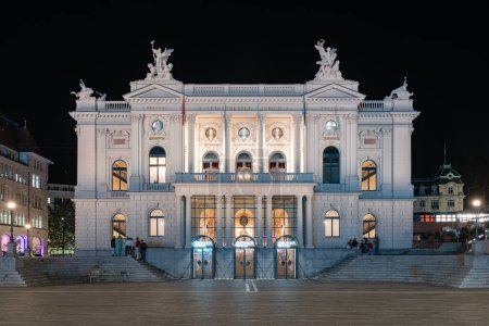 Fachada de la histórica Opera House en Zurich por la noche