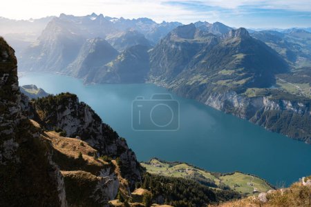 Lago en un valle visto desde la cumbre de Fronalpstock en Suiza. Vista icónica de los Alpes suizos