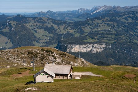 Berghütte und Seilbahn vom Gipfel des Fronalpstock, Schweiz. Ikonischer Blick auf die Schweizer Alpen