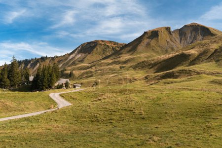 Blick auf eine Hütte und einen Wanderweg in den Schweizer Alpen, Schweiz