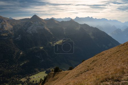 Blick auf die Schweizer Alpen beim Fronalpstock in Stoos, Schweiz. Wanderwege und Bergtäler. Heller, sonniger Tag.