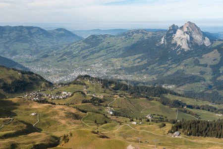 Stoos und Schwyz von der Spitze des Klingenstocks, Schweiz. Blick auf Schweizer Alpen