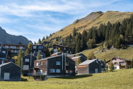 Berghütten in Stoos Dorf in der Schweiz. Schweizer Alpen Skigebiet im Herbst oder Herbst
