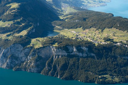 Península de Seelisberg cerca del lago visto desde la cumbre de Fronalstock, Suiza. Vista icónica de los Alpes suizos