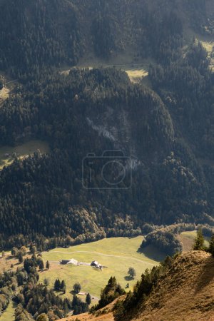 Blick auf ein Tal in den Schweizer Alpen. Strahlend sonniger Tag mit niedrigen Wolken in der Schweiz