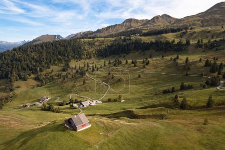 Luftaufnahme einer Berghütte in den Schweizer Alpen. Wanderwege bei Stoos Dorf, Schweiz