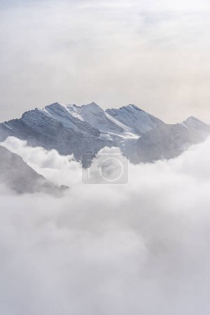 Blick auf die Schweizer Alpen über Wolken an einem sonnigen Tag vom Schilthorngipfel in der Schweiz