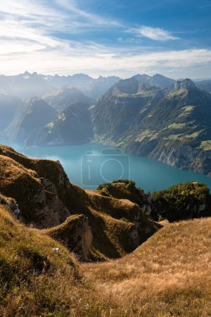 Lago en un valle visto desde la cumbre de Fronalpstock en Suiza. Vista icónica de los Alpes suizos