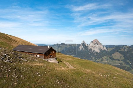 Luftaufnahme einer Berghütte in den Schweizer Alpen, Schweiz