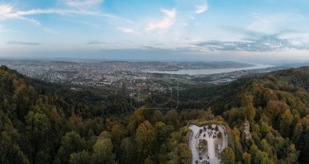 Vista panorámica de la ciudad y el lago de Zurich desde Uetliberg, Suiza mirador torre y mirador 
