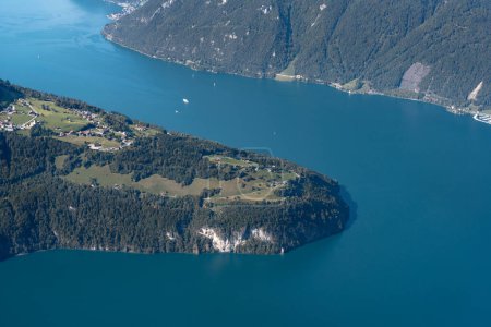 Halbinsel Seelisberg am See vom Gipfel des Fronalstock, Schweiz. Ikonischer Blick auf die Schweizer Alpen